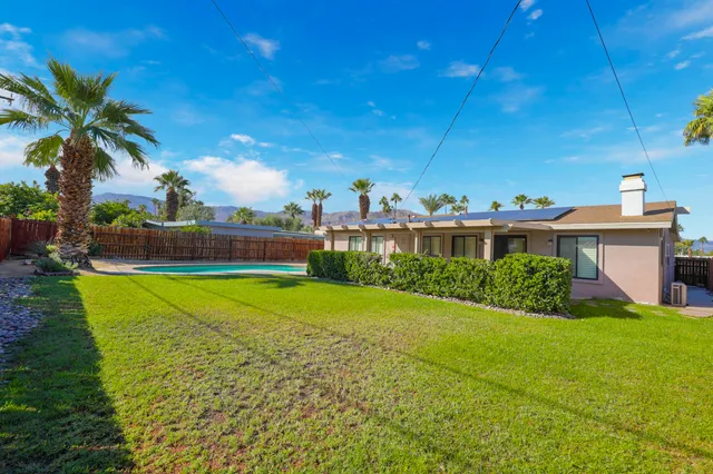 a view of a backyard