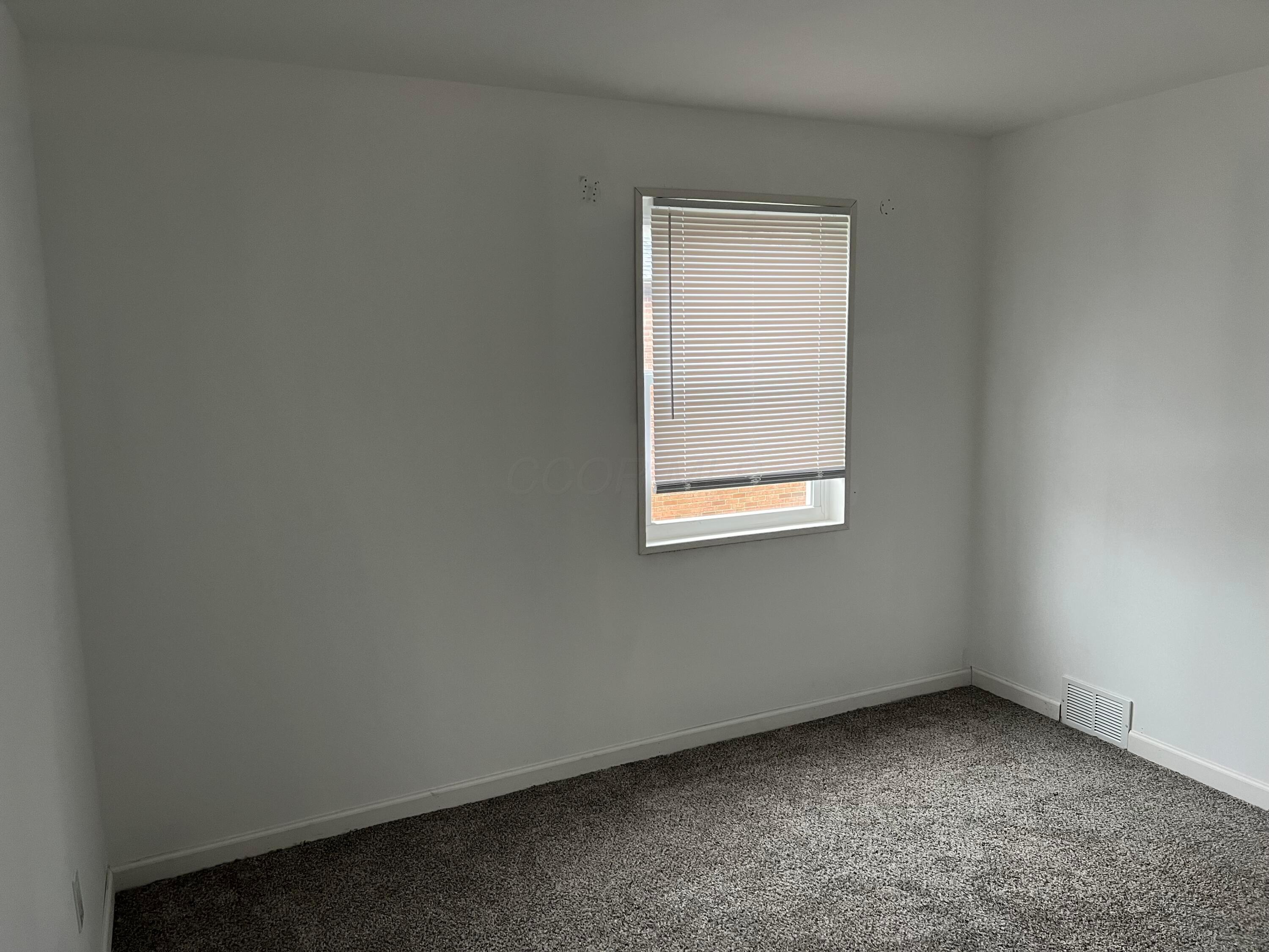 50 North Hampton Road, Unit D Columbus, OH 43213 - Photo 6 of 8 IMG_4427