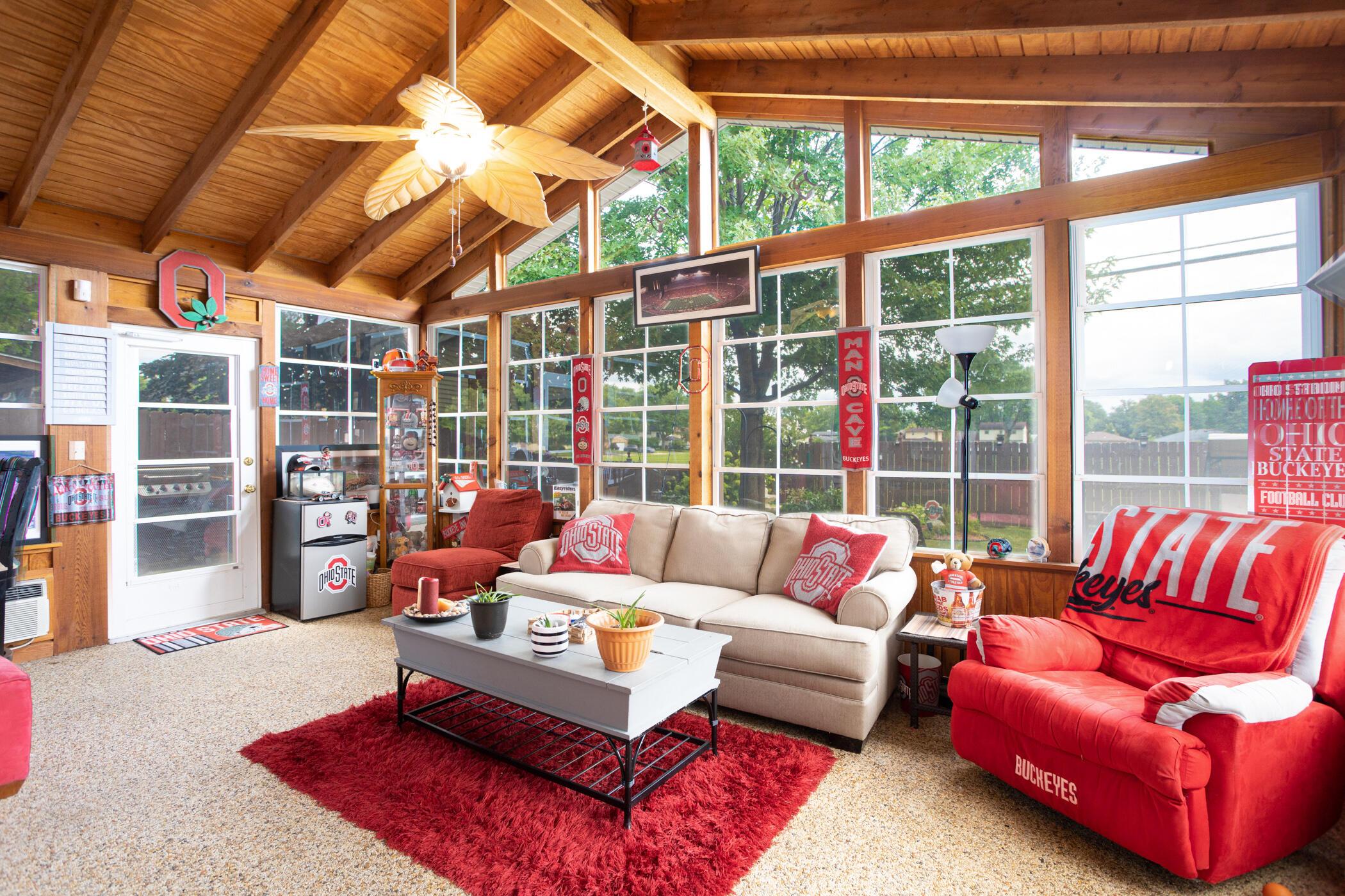 6330 Faircrest Road Columbus, OH 43229 - Photo 19 of 52 Amazing Four Season room!