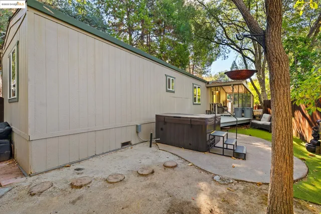 a view of a backyard