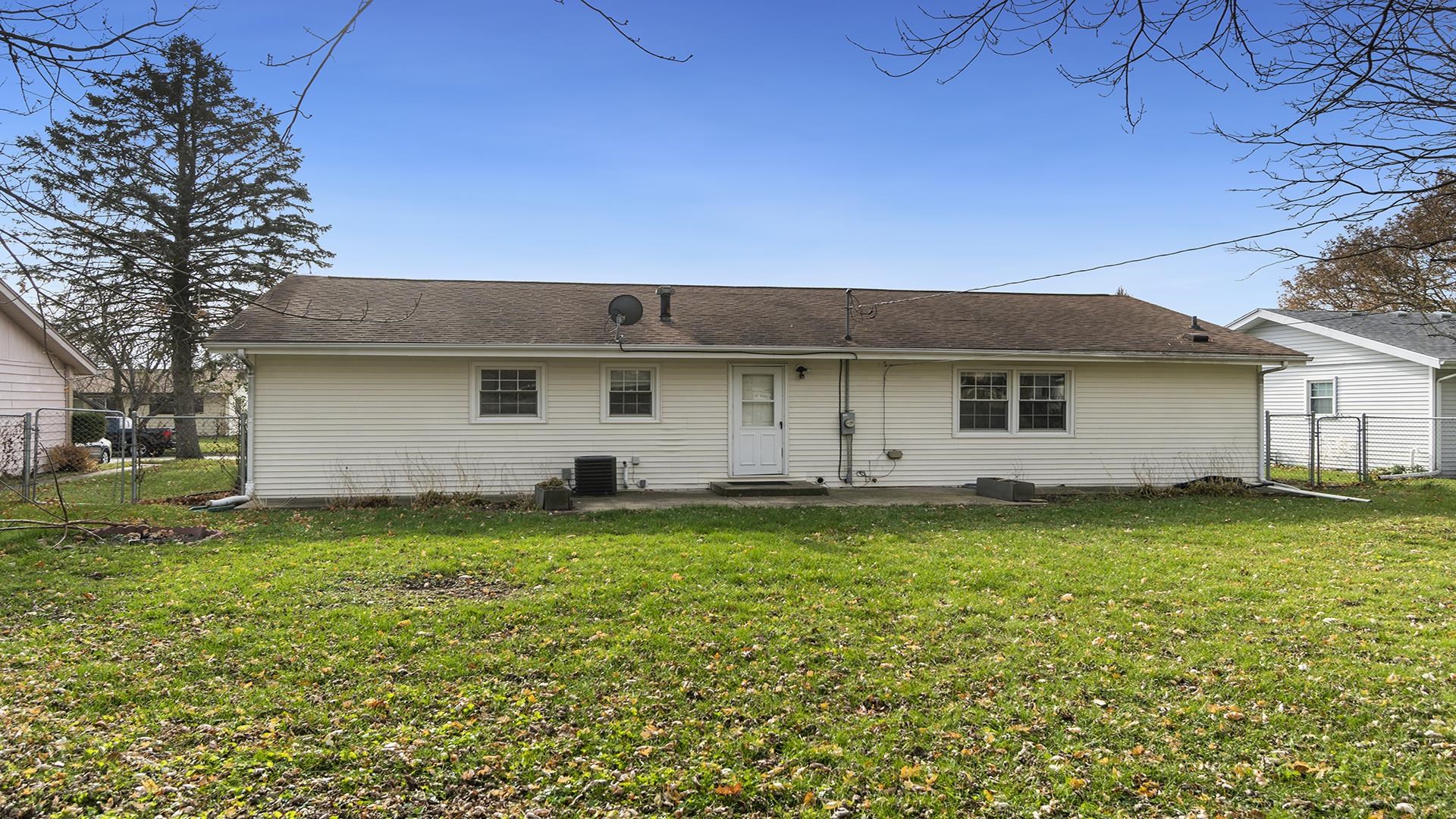 345 Irene Avenue Rochelle, IL 61068 - Photo 25 of 27 a backyard of a house