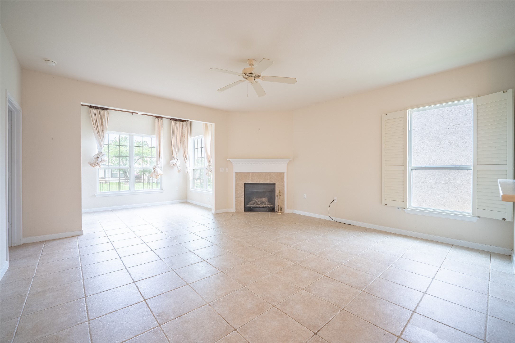 311 Deer Meadow Circle Georgetown, TX 78633 - Photo 11 of 19 an empty room with windows and fireplace