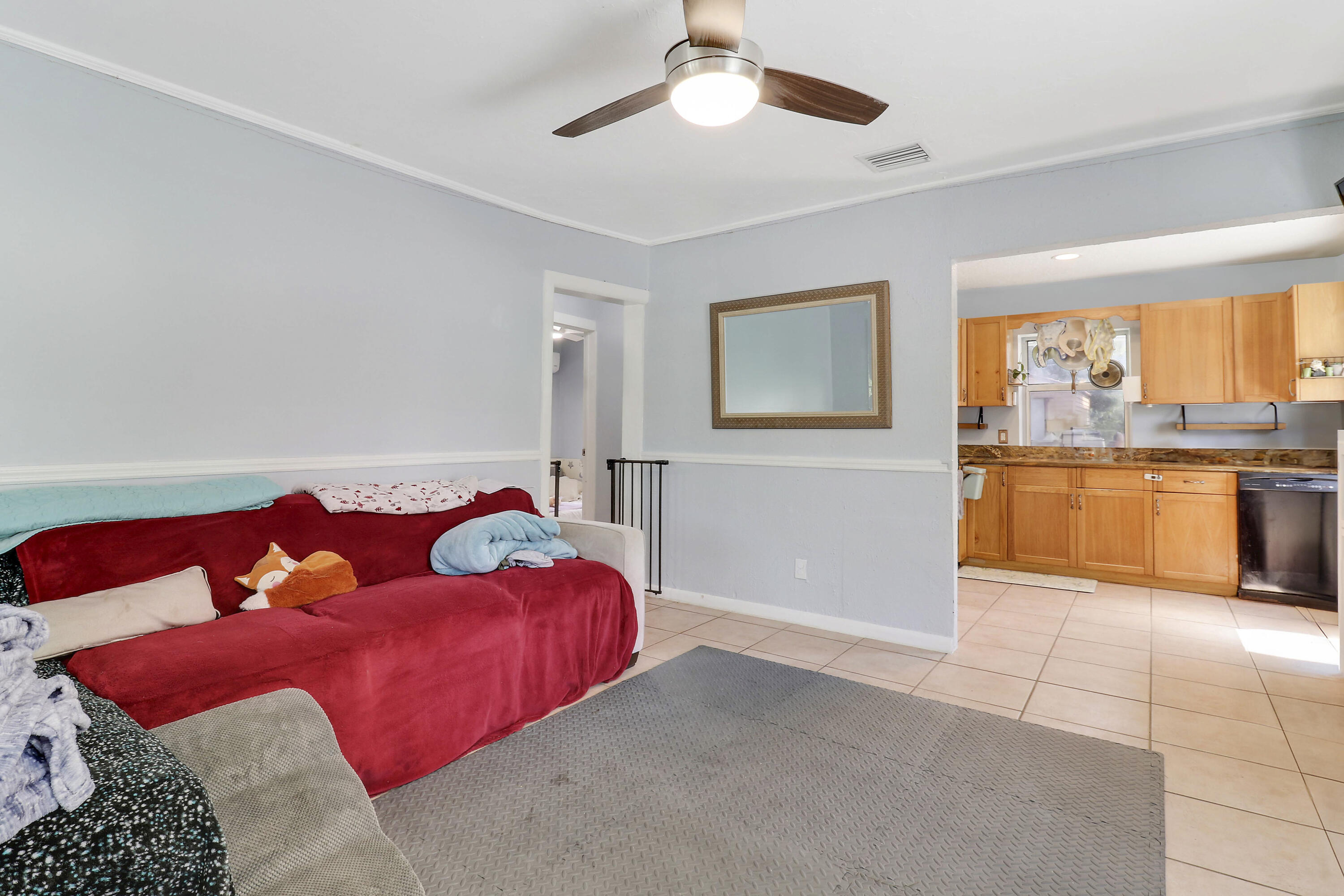 6368 Bischoff Road West Palm Beach, FL 33413 - Photo 4 of 21 livingroom