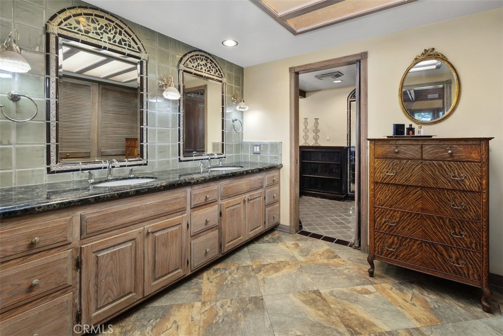 27777 Sycamore Mesa Road Temecula, CA 92590 - Photo 32 of 72 Primary bath with dual sinks