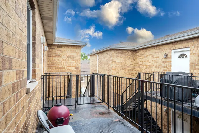 $449,900 | 6140 West Gunnison Street, Unit 3, Chicago, IL 60630