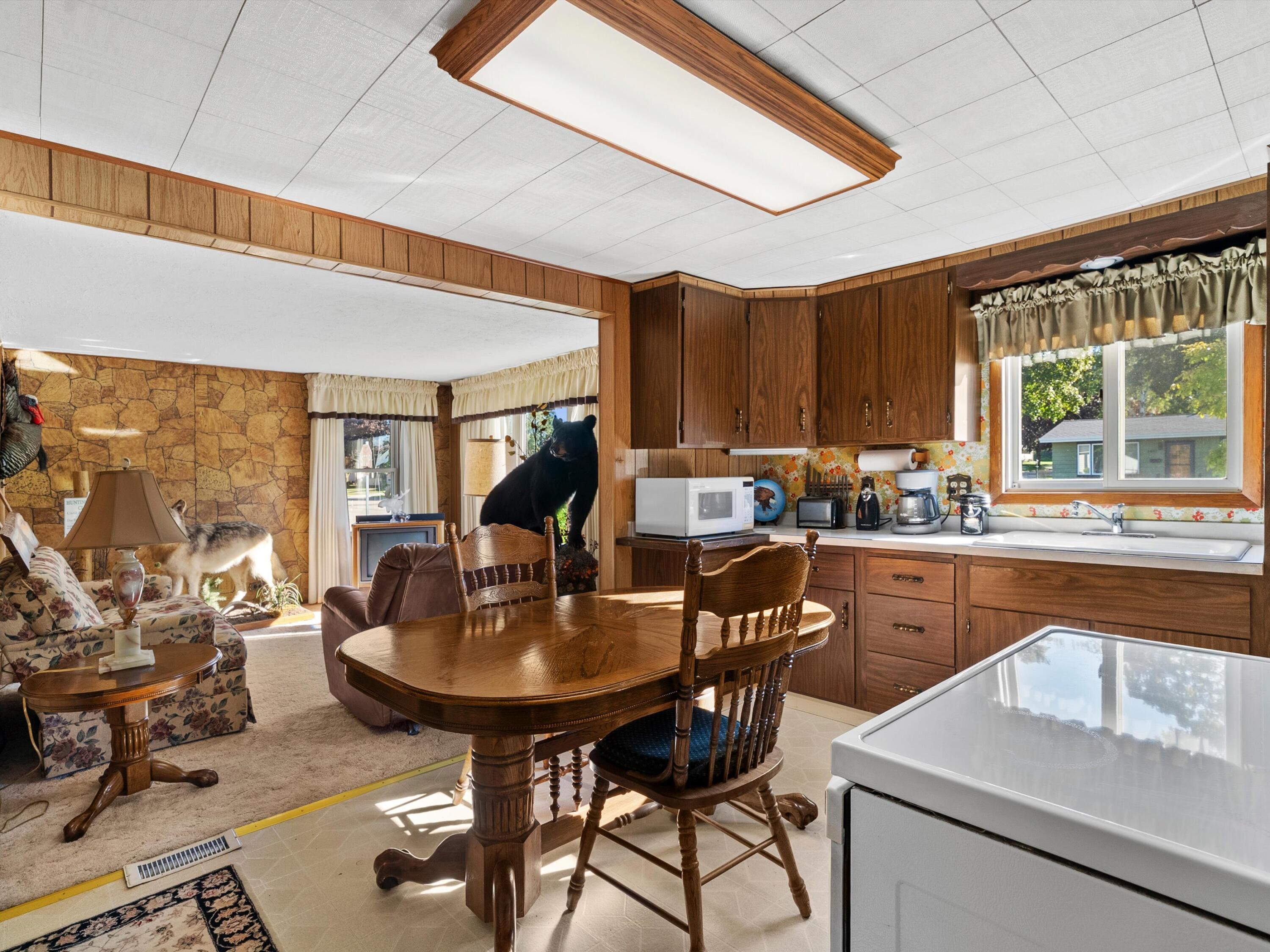 2618 Lincoln Avenue Two Rivers, WI 54241 - Photo 9 of 24 09-DSC04311