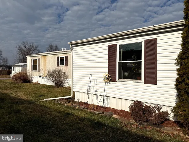 a view of back yard of the house