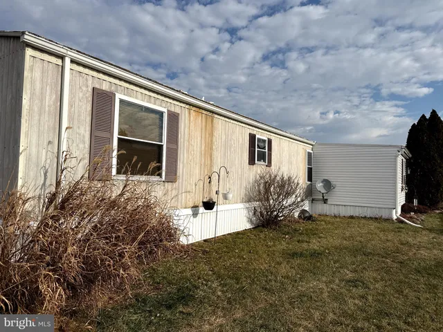 a view of a house with backyard and garden