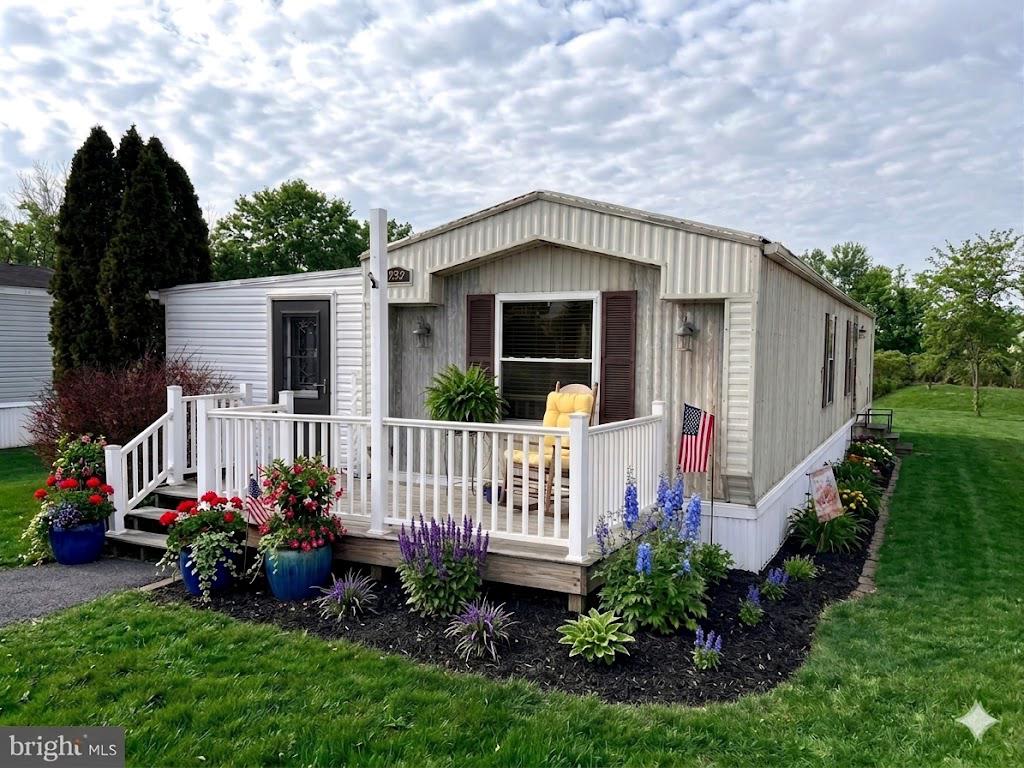282 Michael Street Elizabethtown, PA 17022 - Photo 2 of 20 a front view of a house with garden