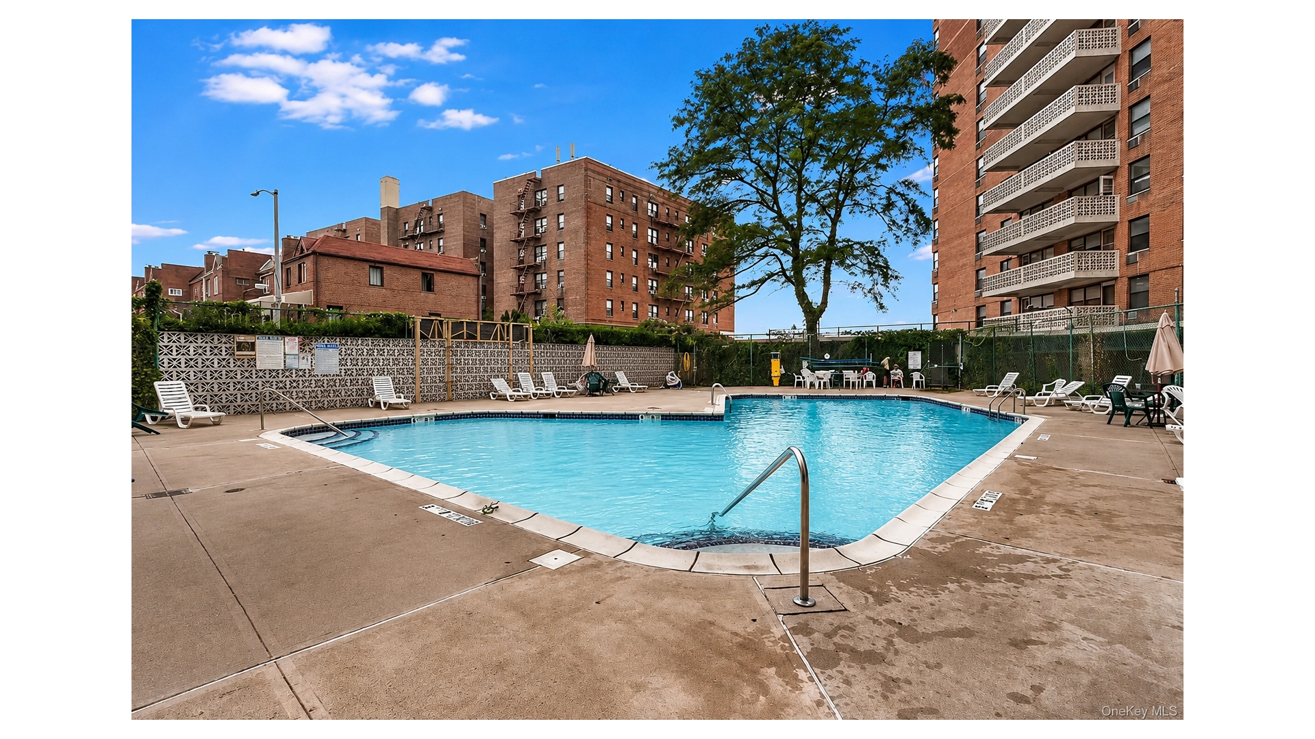 40 Brighton 1st Road, Unit 1A Brooklyn, NY 11235 - Photo 4 of 12 a house view with a outdoor space