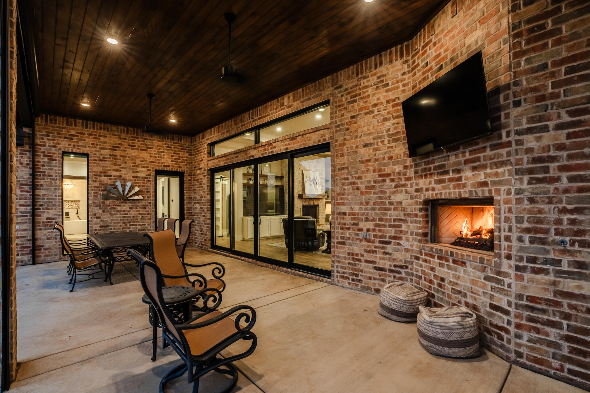 4801 118th Street Lubbock, TX 79424 - Photo 5 of 74 a living room with patio furniture and a flat screen tv