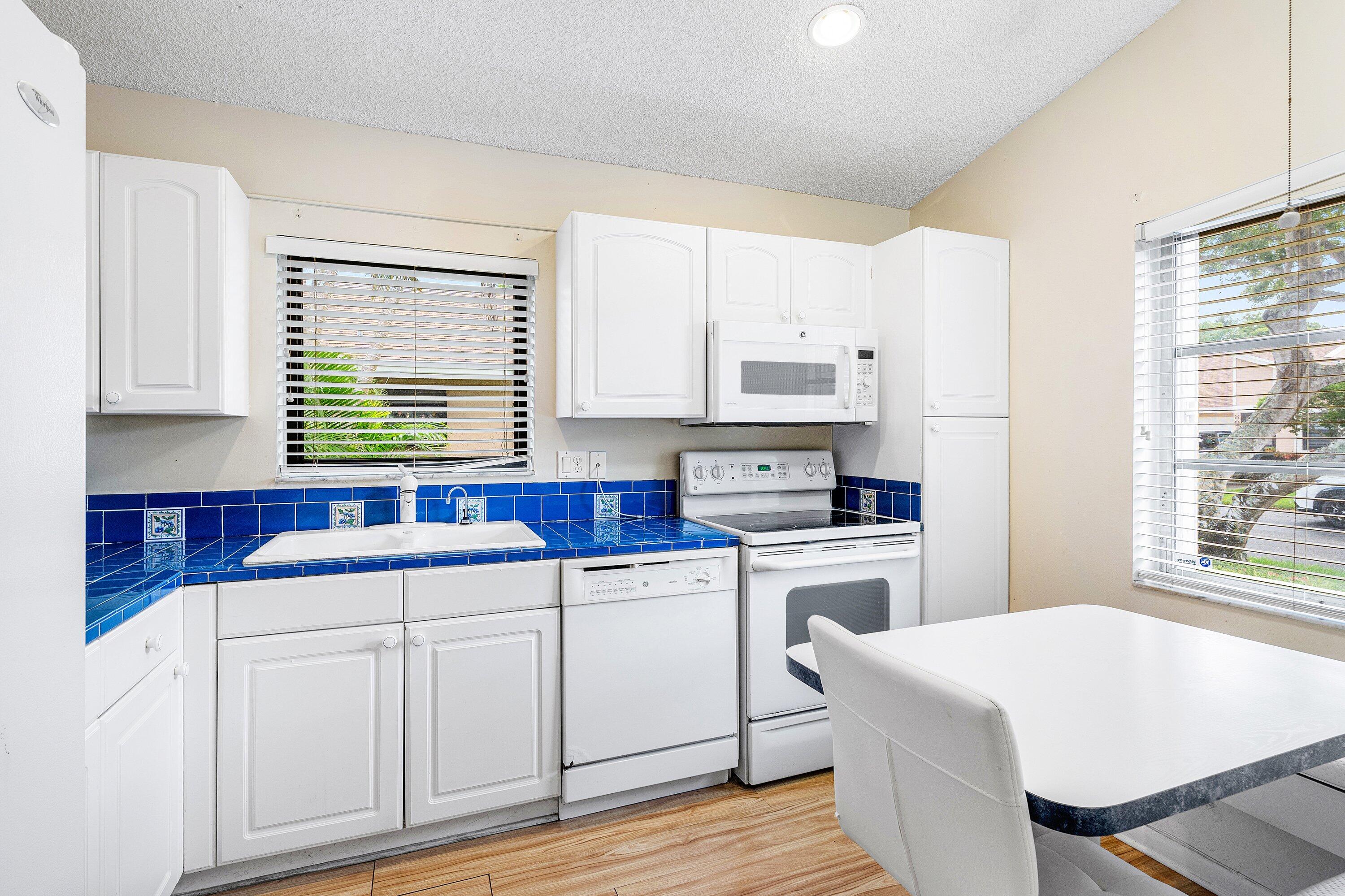 8077 Springtree Road Boca Raton, FL 33496 - Photo 5 of 35 EAT IN KITCHEN