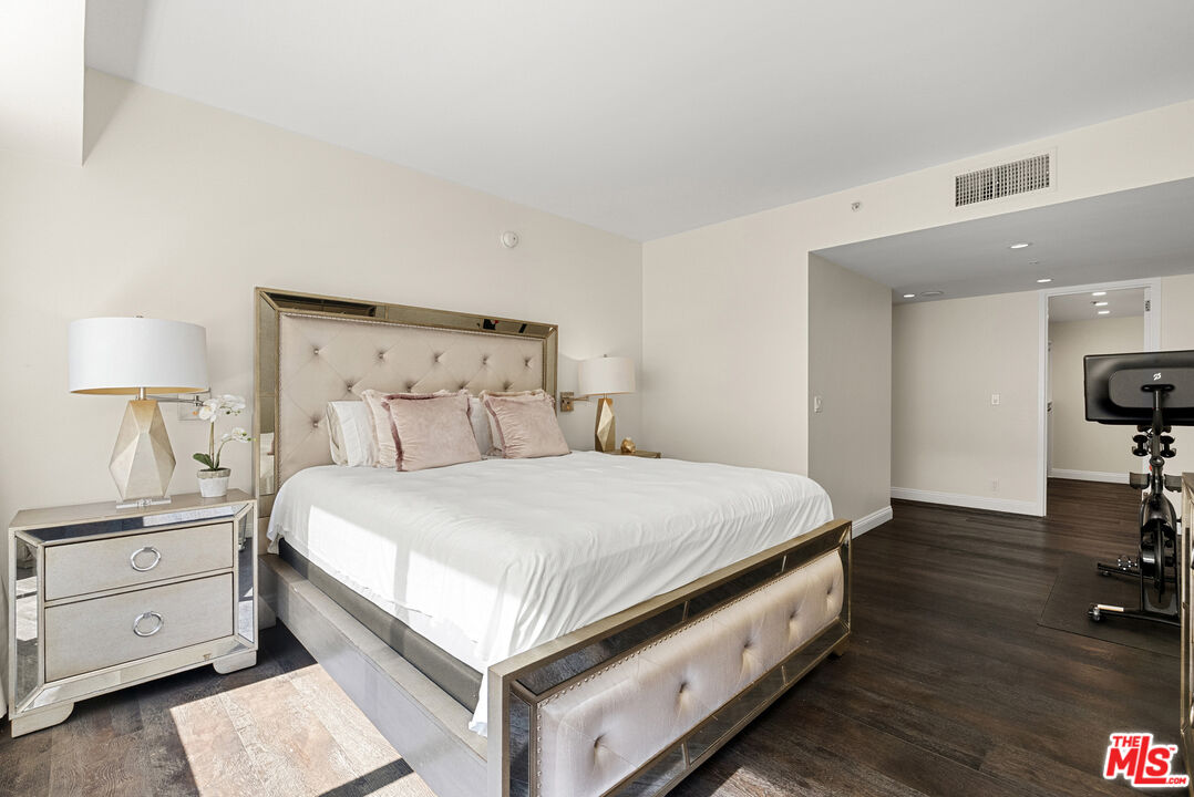 10520 Wilshire Boulevard, Unit 407 Los Angeles, CA 90024 - Photo 11 of 36