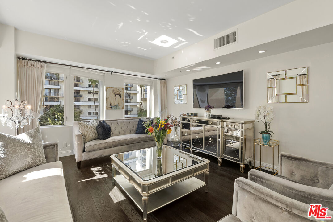 10520 Wilshire Boulevard, Unit 407 Los Angeles, CA 90024 - Photo 7 of 36