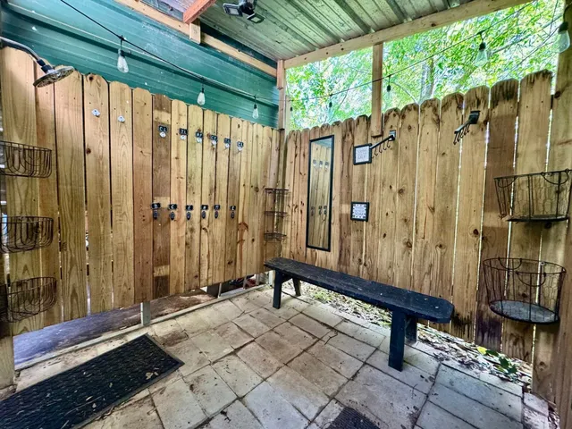 a view of a backyard