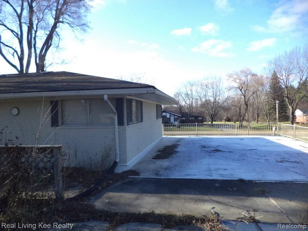 2129 Hamlin Court Rochester, MI 48307 - Photo 3 of 15 DSC00059.jpg