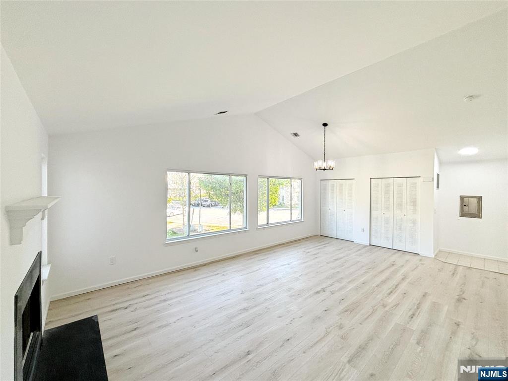 135 Falcon Ridge Way North Hamburg, NJ 07419 - Photo 4 of 9