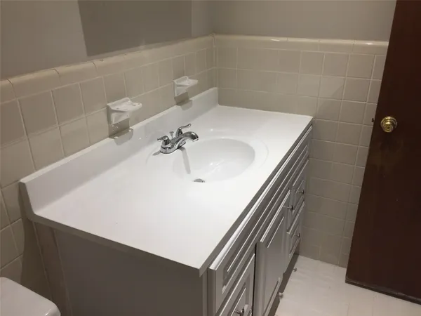 a view of utility room