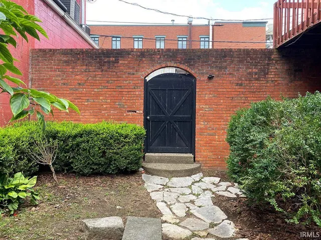 $1,800 | 111 East 6th Street, Unit D, Bloomington, IN 47408