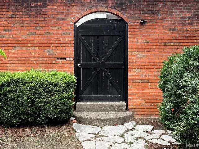 $1,800 | 111 East 6th Street, Unit D, Bloomington, IN 47408