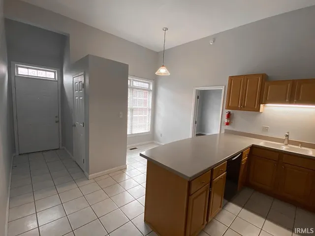 $1,800 | 111 East 6th Street, Unit D, Bloomington, IN 47408