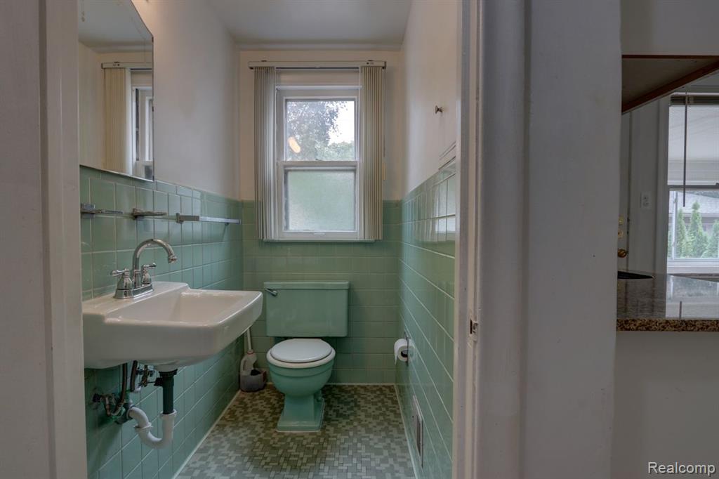 916 Harcourt Road Grosse Pointe, MI 48230 - Photo 13 of 28