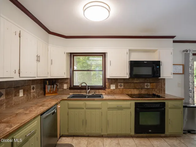 $369,000 | 1709 Julianne Drive, Schodack, NY 12033