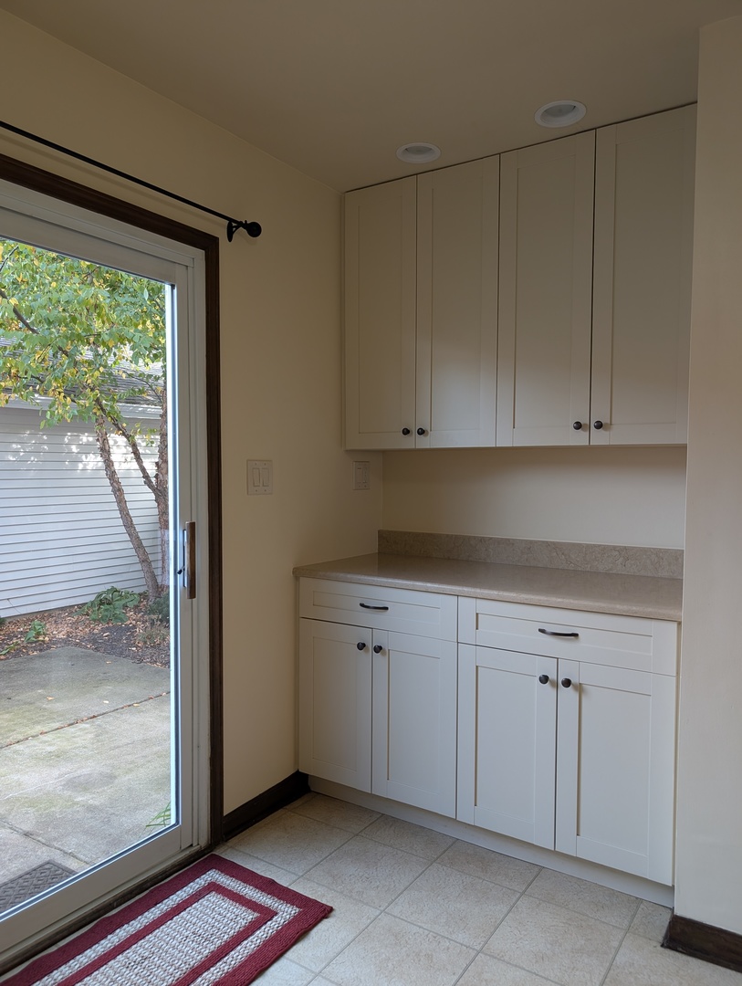 1535 Wedgefield Circle, Unit 1535 Naperville, IL 60563 - Photo 16 of 46 a view of cabinets and window
