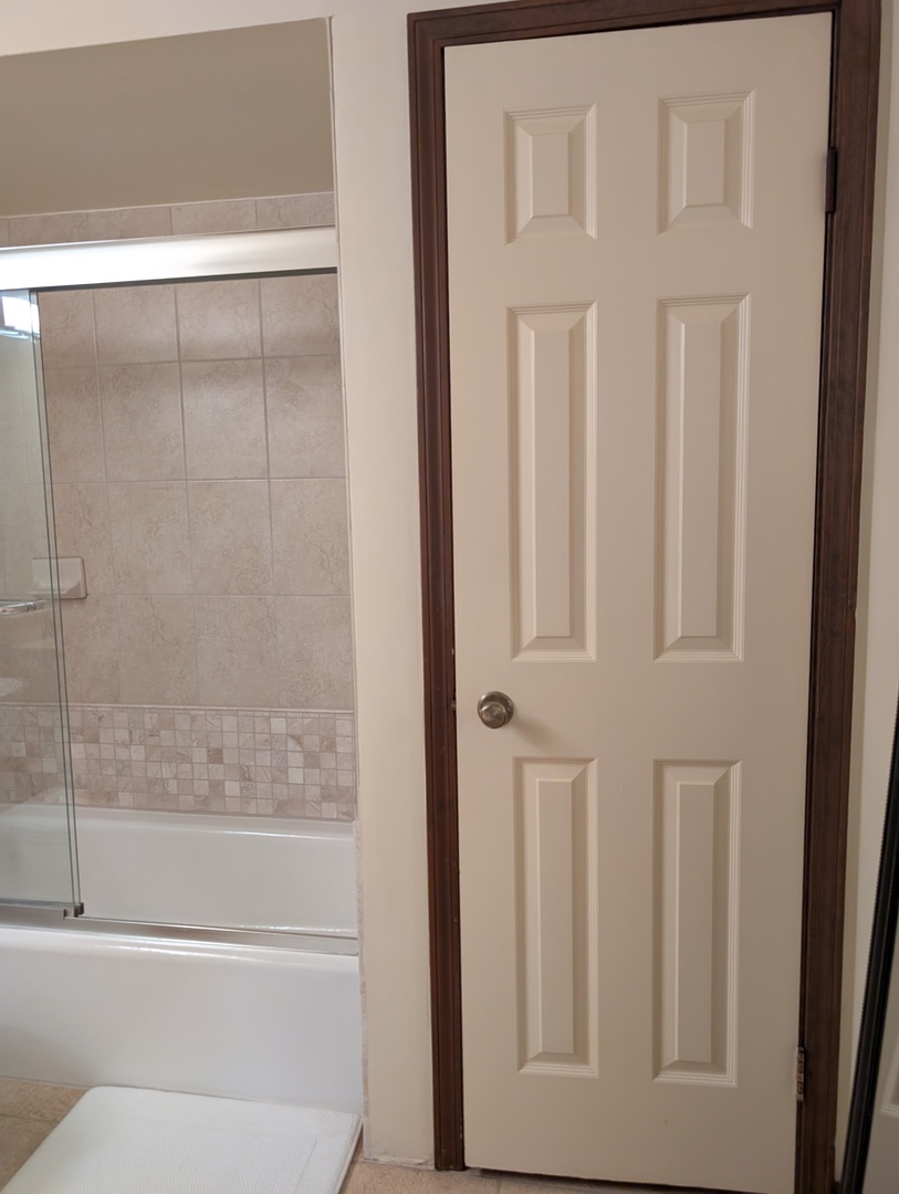 1535 Wedgefield Circle, Unit 1535 Naperville, IL 60563 - Photo 25 of 46 a bathroom with bathtub and shower