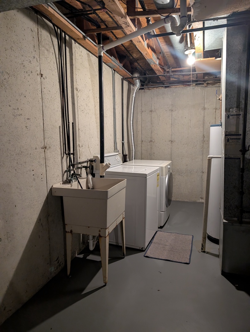 1535 Wedgefield Circle, Unit 1535 Naperville, IL 60563 - Photo 32 of 46 a utility room with dryer and washer