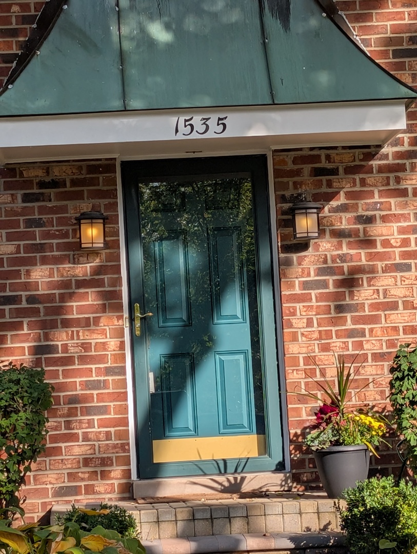 1535 Wedgefield Circle, Unit 1535 Naperville, IL 60563 - Photo 4 of 46 a front view of a building with a garden