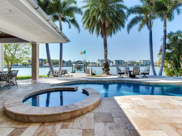 $2,100,000 | 31 North Pine Circle, Belleair, FL 33756