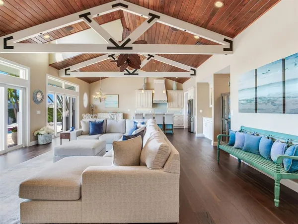 $2,100,000 | 31 North Pine Circle, Belleair, FL 33756
