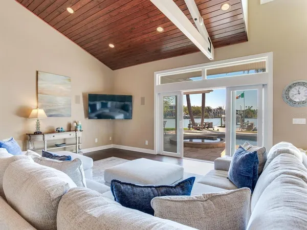 $2,100,000 | 31 North Pine Circle, Belleair, FL 33756