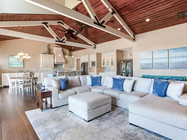 $2,100,000 | 31 North Pine Circle, Belleair, FL 33756