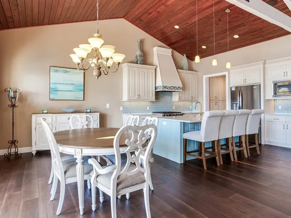 $2,100,000 | 31 North Pine Circle, Belleair, FL 33756