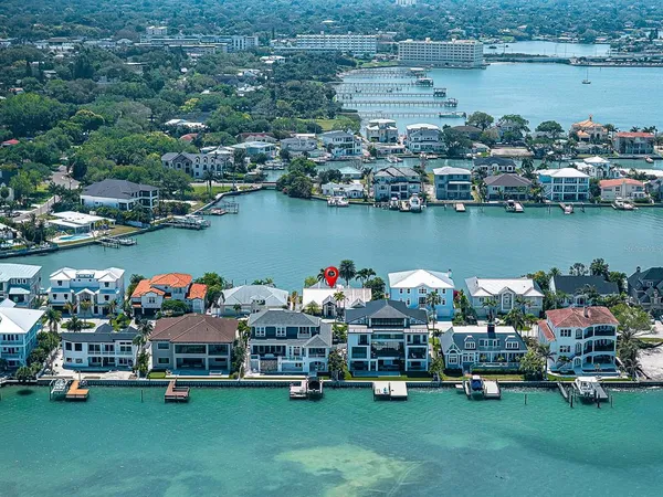 $2,100,000 | 31 North Pine Circle, Belleair, FL 33756