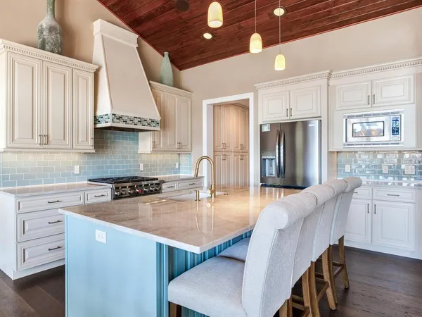 $2,100,000 | 31 North Pine Circle, Belleair, FL 33756