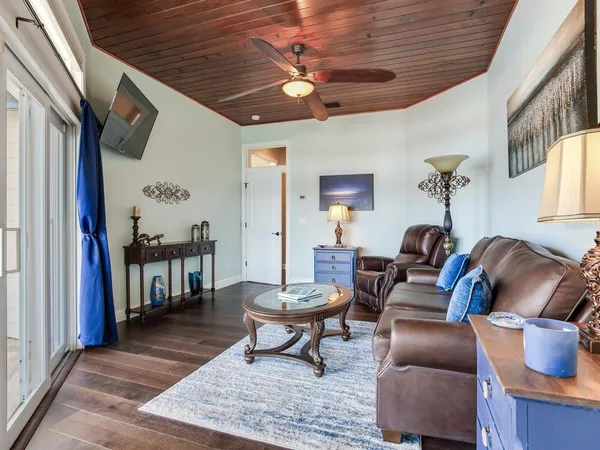 $2,100,000 | 31 North Pine Circle, Belleair, FL 33756