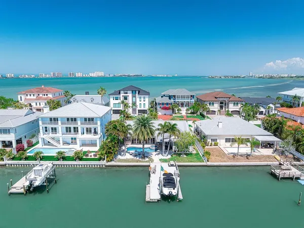 $2,100,000 | 31 North Pine Circle, Belleair, FL 33756