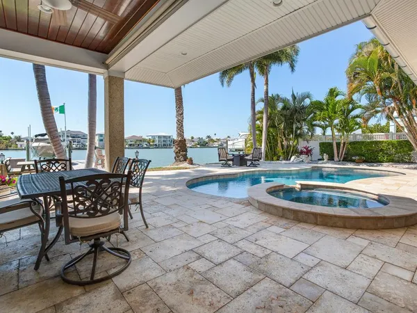 $2,100,000 | 31 North Pine Circle, Belleair, FL 33756
