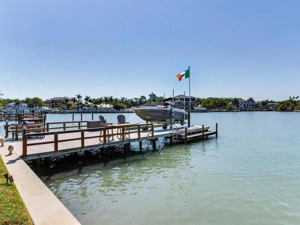 $2,100,000 | 31 North Pine Circle, Belleair, FL 33756