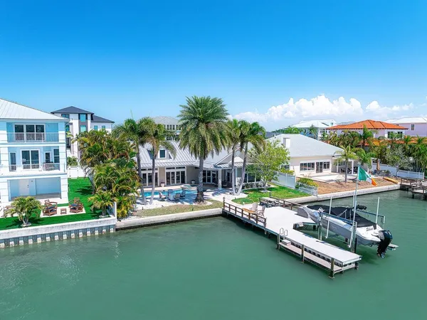 $2,100,000 | 31 North Pine Circle, Belleair, FL 33756
