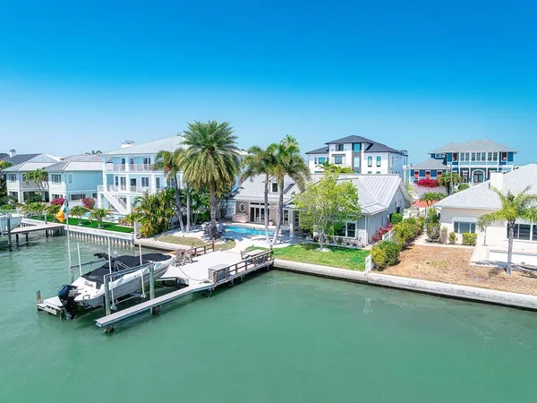 $2,100,000 | 31 North Pine Circle, Belleair, FL 33756