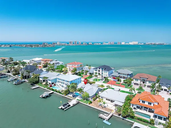 $2,100,000 | 31 North Pine Circle, Belleair, FL 33756
