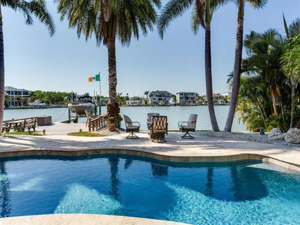 $2,100,000 | 31 North Pine Circle, Belleair, FL 33756