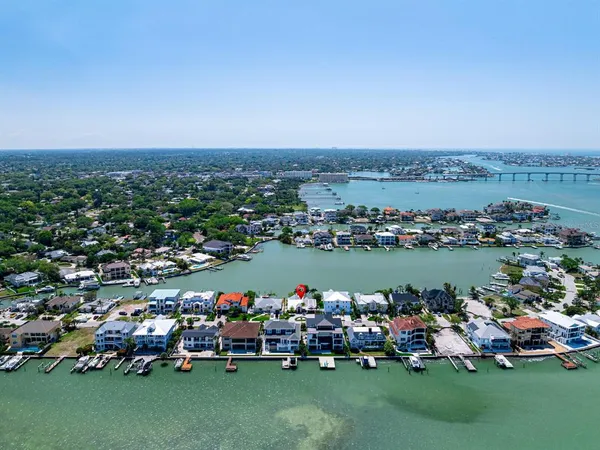 $2,100,000 | 31 North Pine Circle, Belleair, FL 33756