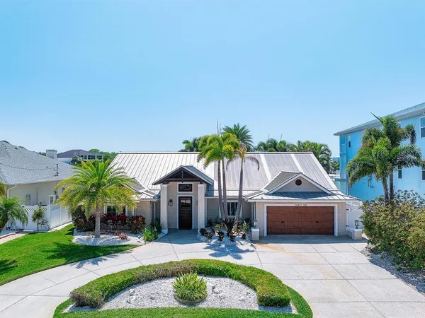 $2,100,000 | 31 North Pine Circle, Belleair, FL 33756