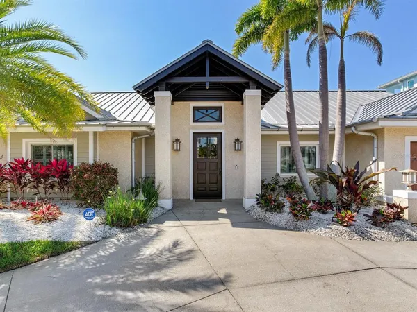 $2,100,000 | 31 North Pine Circle, Belleair, FL 33756