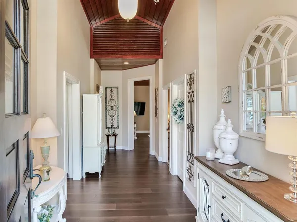 $2,100,000 | 31 North Pine Circle, Belleair, FL 33756